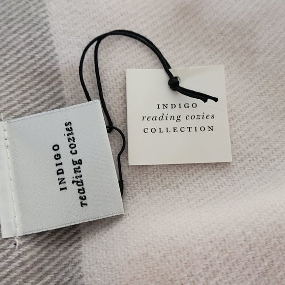 Indigo NWT Reading Cozy - Picture 3 of 6